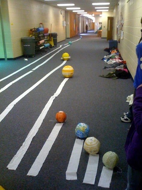 Teaching the solar system using toilet paper to show the planet distance Planet Project, Solar System Projects, Space Unit, Kid Science, 4th Grade Science, 6th Grade Science, Space Activities, 5th Grade Science, Earth And Space Science