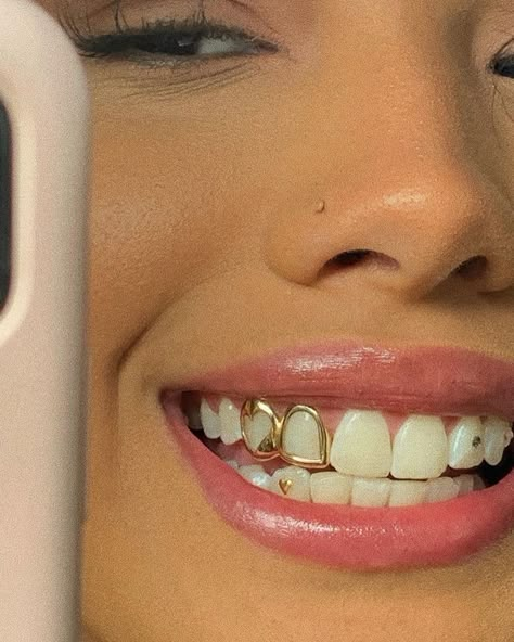 Gold Teeth Grills, Smile Piercing, Gold Teeth Grillz, Girl Grillz, Teeth Aesthetic, Teeth Gems, Mouth Piercings, Dental Jewelry, Diamond Grillz