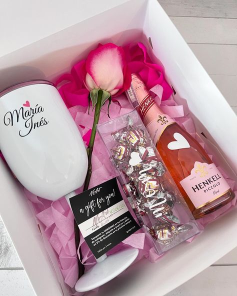 Así de bellas quedaron nuestras box para el día de la madre ! ❤️ Recuerda ! personalizado es más bello! Regala VArt 🤍 Tenemos PickUp en Los Naranjos del Cafetal y también contamos con servicio delivery 🛵 #vart #regalosPersonalizados Tiffany Gifts, Ideas Regalos, Mom Day, May 17, Gift Box, Gifts, On Instagram