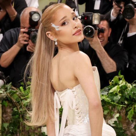 ARIANA GRANDE MET GALA ICONS: like or reblog 🌙 Ariana Grande Met Gala, Ariana Grande Tumblr, Ariana Grande Cute, Girl Artist, Ariana G, Famous Girls, M Beauty, Fav Celebs, Pretty Woman