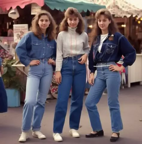 I'm here to tell you about the history of mom jeans and their comeback. So, if you want to learn more about the history of mom jeans and the trend's resurgence, keep reading. Retro Jeans Vintage, How To Style Vintage Jeans, 1980s Jeans Outfit, 90s Mom Look, Retro Mom Outfits, 1980s Mom Fashion, 80s Mom Fashion, 90s Retro Aesthetic Outfits, Jeans And Denim Outfit