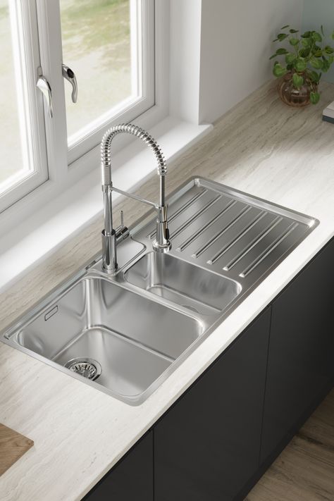 Looking for kitchen sink inspiration or kitchen tap inspiration? Our Franke Bell Single Bowl Inset Stainless Steel Kitchen Sink is the perfect addition to any kitchen design. A stainless steel kitchen tap is ideal for both modern kitchen design and traditional kitchen design. Finish off a stainless steel tap with a stainless steel sink and wood effect countertops. Kitchen Marble Top, Franke Kitchen Sinks, Kitchen Basin Sink, Kitchen Sink Ideas, Kitchen Basin, Best Kitchen Sinks, Metal Sink, Modern Kitchen Sinks, Sink Ideas