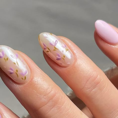 Cute Mauve Nails, Mauve Prom Nails, Chrome And Flower Nails, Dainty Floral Nail Art, Floral Nail Inspiration, Flowery Short Nails, Mauve Floral Nails, Wildflower Wedding Nails For Bride, Lilac Bridal Nails