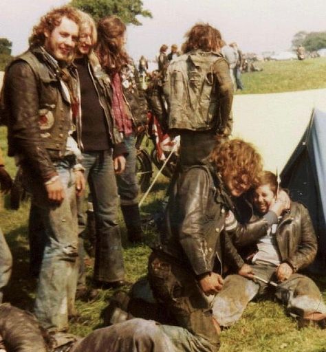 Old School Biker Style, Biker Gang Aesthetic, 70s Biker, Old School Biker, Biker Clothes, Biker Photos, Faces Band, Crust Punk, Jesus Christ Superstar