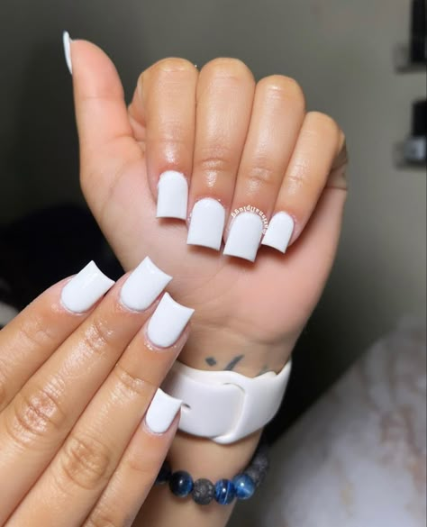 White Full Set Nails Acrylics, Short White Full Set Nails, White Short Nails Black Women, Back To School Nails Short White, Cute White Nails For Graduation, White Shirt Square Nails, All White Nails With Charms, Shirt White Acrylic Nails, All White Nails Short