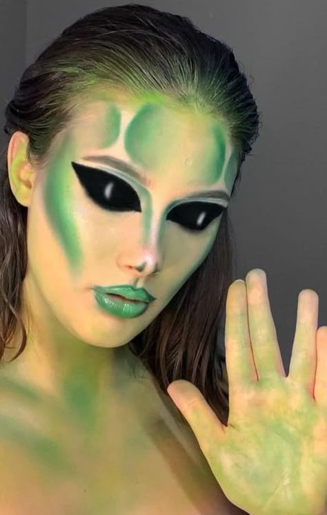 Pretty Alien Makeup, Easy Alien Makeup, Alien Face Paint, Alien Dress, Alien Costume Women, Alien Halloween Makeup, Alien Halloween Costume, Alien Cosplay, Maquillage Yeux Cut Crease