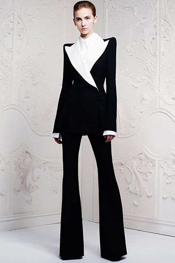 Alexander McQueen Resort 2013 Womenswear Alexander Mcqueen Women Suit, Alexander Mcqueen Suit, Women Suits Wedding, Costume Noir, Fashion Forms, Resort Fashion, 2013 Fashion, Business Suits, Fashion Articles