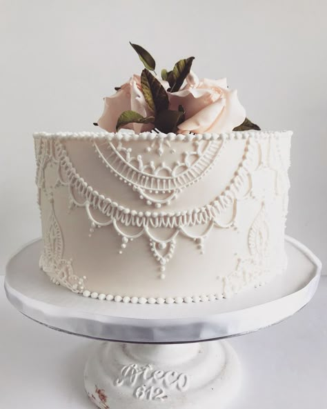 Lace Cake Designs, Royal Icing For Piping, Icing For Piping, Henna Cake Designs, Mandala Cake, Henna Cake, Royal Icing Piping, Icing Piping, Luxury Wedding Cake