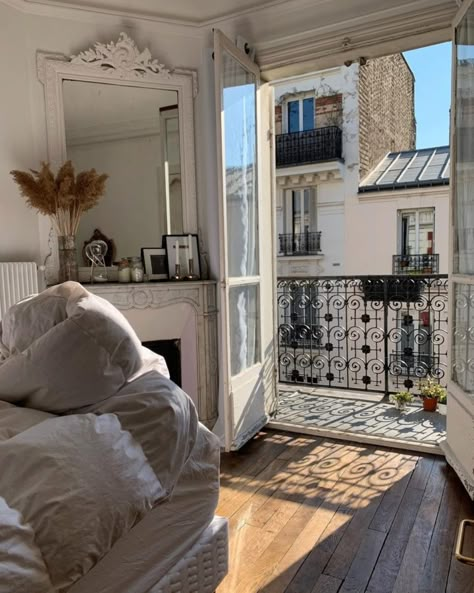 Girlie Apartment, Teenage Room Decor, Budget Apartment, House Apartment, Room Apartment, Apartment Aesthetic, Parisian Apartment, Future Apartment, Aesthetic Rooms