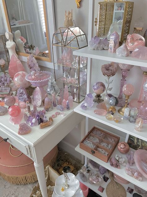 Pastel Witch Altar, Crystal Room Ideas, Witches Crystals, Crystal Collection Display, Crystal Alter, Crystal Room Decor, Aphrodite Aesthetic, Aphrodite Goddess, Crystal Room