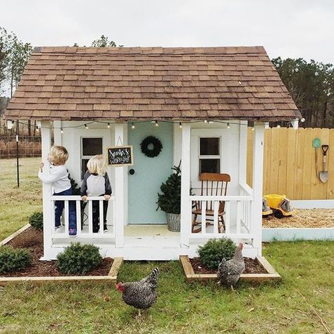 Brillant Playhouse Ideas Diy Playhouse, Build A Playhouse, Wendy House, Playhouse Outdoor, Cubby Houses, Casa Exterior, Backyard Play, Kids Playhouse, The Porch