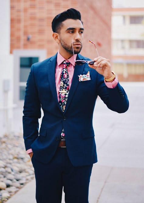 How to match a navy suit and pink shirt. Navy Suit Pink Shirt, Mens Navy Suit, Pink Shirt Men, Neon Prom Dresses, Below The Knee Dress, Black Tie Dresses, Suit Combinations, Tie Dresses, Below The Knee Dresses