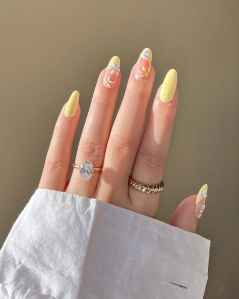 30 Cute Spring Wedding Nails: The Perfect Touch for Your Day Pastel Yellow Nails Design, Soft Yellow Nails, Almond Acrylic Nails Designs, Engagement Nails, Yellow Nail Art, Yellow Nails Design, April Nails, Cute Spring Nails, Daisy Nails