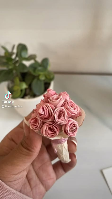 Easy way to make some paper roses bouquet for this valentine. Watch the full tutorial on my Youtube channel💐 Paper Bouquet Diy, Paper Roses Diy, Diy Projects Gifts, Diy Crafts Paper, Crafts Paper Flowers, Diy Gift Set, Paper Bouquet, Creative Gifts For Boyfriend, Pinterest Diy Crafts