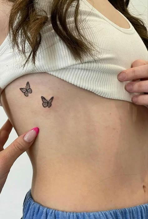 Butterflies With Words Tattoo, Rib Tattoo Minimalist, Butterfly Tattoo Rib Cage, Butterfly Underboob Tattoo, Butterfly Tattoo Under Breast, Sa Tattoo Ideas, Butterfly Rib Tattoo, Tato Grunge, Tato Geisha