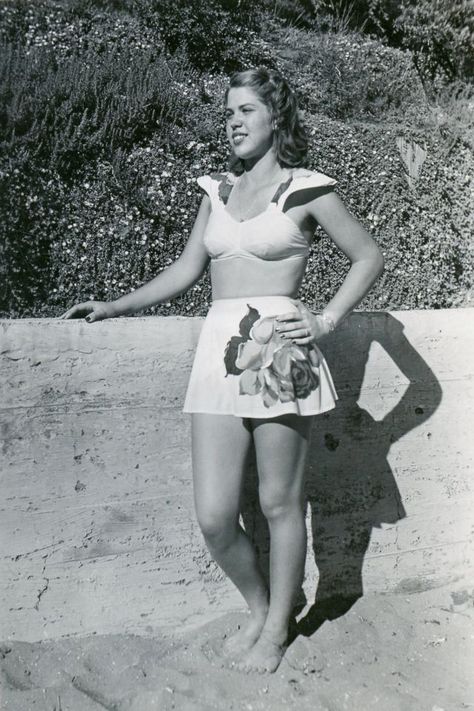 30 Found Photos Defined Swimsuit Styles of the 1940s ~ Vintage Everyday Vintage Swimsuit Photos, Swimsuit Poses, Swimsuit Styles, 1940s Photos, 1940s Woman, Found Photos, Back Photo, Vintage Swimsuit, Vintage Everyday