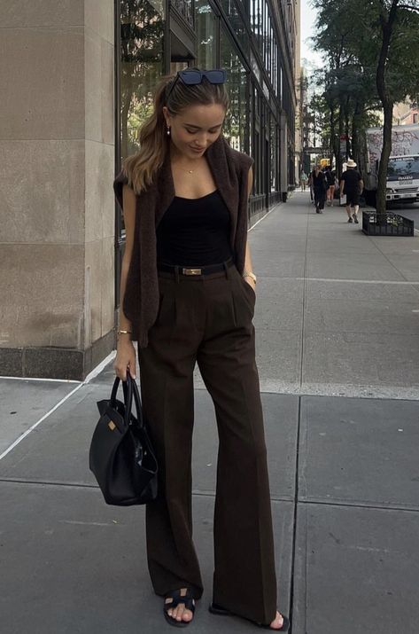 Everyday Office Outfits, Brown Pants Outfit, Brown Sweaters, Look Hippie Chic, Trendy Work Outfit, Fest Outfits, Office Wardrobe, Brown Dress Pants, Business Casual Outfits For Women