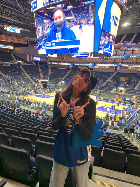 Golden State Warriors Jersey Outfit, Warriors Jersey Outfit Women, Basketball Jersey Outfit Aesthetic, Warriors Outfit Female Golden State, Golden State Warriors Outfit Woman, Outfits With Jerseys Basketball, School Basketball Game Outfit, Nba Outfits For Women, Warriors Game Outfit