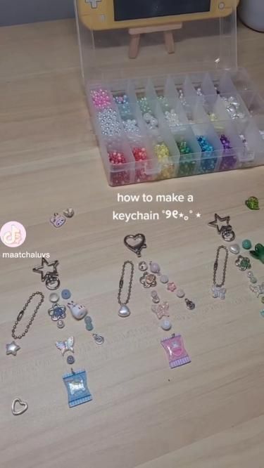 How to make a keychain Make A Keychain, Pinterest Diy Crafts, Diy Jewelry Unique, Bracelet Craft Diy, Pinterest Diy, Bead Charms Diy, Diy Bracelet Designs, Diy Bracelets Patterns, Kraf Diy