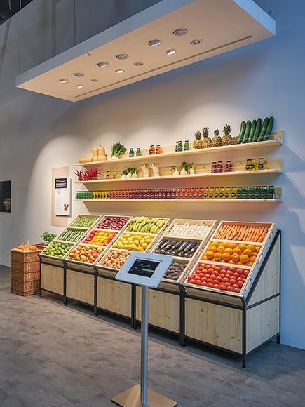 Supermarket Design Interior, Fruit And Veg Shop, Juice Bar Design, Display Visual Merchandising, Store Shelves Design, Vegetable Shop, Grocery Store Design, Desain Pantry, Display Retail