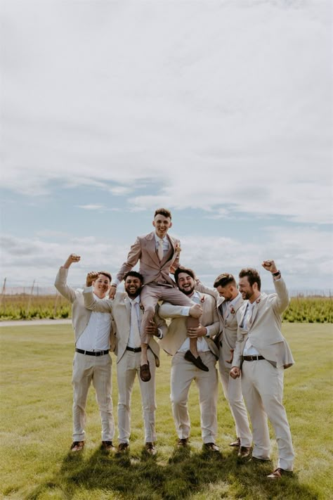 Couples nowadays are increasingly embracing the idea of incorporating humor into their wedding photos, adding a touch of fun and laughter to the special day. Considering the significant investment made in capturing memorable moments, the desire is for those memories to endure a lifetime. So, why not sprinkle in some funny wedding photos to add a perfect and playful finishing touch to the day? Groomsmen Photo Ideas, Groomsmen Wedding Photos, Suits Groomsmen, Groomsmen Pictures, Groomsmen Photography, Wedding Group Photos, Groomsmen Photo, Groomsmen Poses, Wedding Party Poses