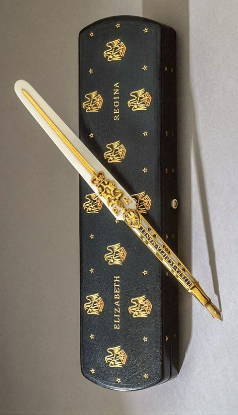 Fountain Pen Aesthetic, Prince Charles And Princess Anne, Pen Projects, Stylish Pens, Fancy Pens, Unique Pens, Fine Writing Instruments, Luxury Pens, Gold Pen