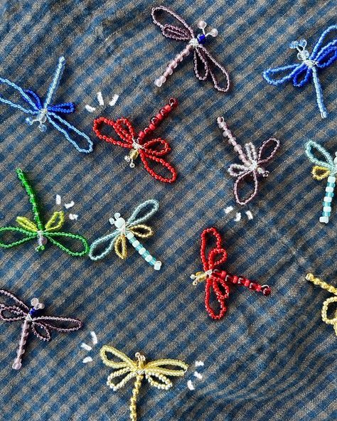 My 💕🍀dragonfly lucky charms🍀💕! Keep one in a pocket for good luck🐞💖These are wire-wrapped with a variety of beads💎, product link: https://pomegranatebeadsco.etsy.com/listing/1771769566, 🔗shop link in my bio🔗 #luckycharms #etsysellersofinstagram #fyp #etsyjewelry #handmadewithlove Cow Seed Bead Pattern, Mini Bead Animals, Seed Bead Sculpture, Wire Bead Animals, Diy Beaded Charms, Beaded Charms Patterns, Beaded Salamander, Seed Bead Charms Diy, Beaded Flowers Patterns Tutorials