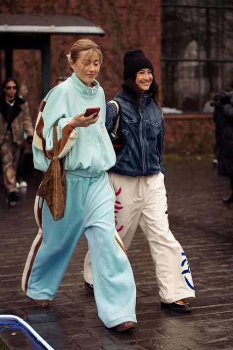 Paris Winter Street Style, Fashion Week Fall 2023, Winter 2024 Fashion Trends, Winter Street Styles, Outfit Uni, Paris Fashion Week 2024, Copenhagen Fashion Week Street Style, Winter 2024 Fashion, Fashion Week 2024