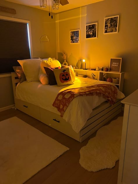 Cozy Bedroom Halloween, Fall Room Decor Simple, Red Room Design Bedrooms, Fall Room Decor Minimalist, Autumn Room Inspiration, Autumn Aesthetic Bedroom Ideas, Halloween Bed Ideas, Autumn Aesthetic Room Ideas, Fall Aesthetic Cozy Bedroom