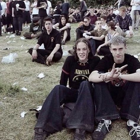 nirvana fans 2000s Punk Aesthetic, Pop Punk Aesthetic, 90s Mall Goth, 2000s Mall Goth, Alt Subcultures, Metal Outfit, 2000s Goth, 2000s Punk, 90s Punk