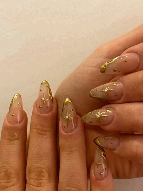 Pearl Almond Nails Designs, Golden Almond Nails, Dainty Gold Nails, Gold Star Nail Design, Sun Themed Nails, Golden Nails Designs Classy, Pride And Prejudice Nails, Summer Nails With Gold, Gold Nails With Black