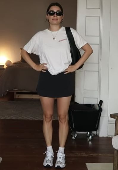 Skirt Ootd Ideas, Skirt Shirt Outfit, Outfits 00s Style, Black Mini Skirt Outfit Summer, Boy Outfits Summer, Mini Skirts Outfits Summer, Trip Fits, Black Mini Skirt Outfit, Campus 00