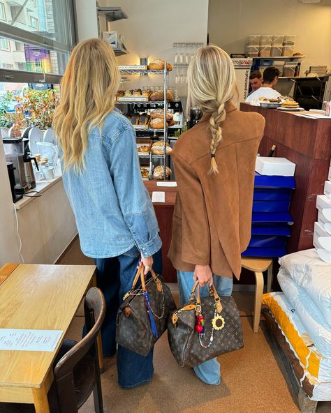 We don’t copy, we match 🎀👜🧚🏼‍♂️🩰 Designer Purse Outfit, Matilda Djerf Winter Fits, Matilda Djerf And Friends, Designer Bags Aesthetic, Matilda Djerf Fall, Scandi Autumn, Fall With Friends, Colorful Ootd, Matilda Djerf Friends