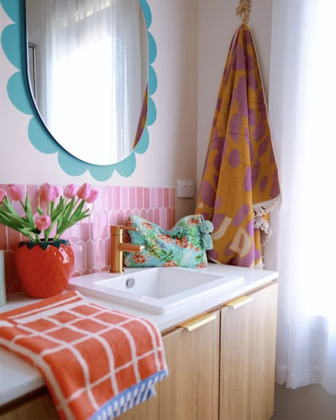 Bathroom sink with colorful towels around it Maximalist Half Bath, Colorful Bathroom Mirror, Wacky Bathroom Ideas, Retro Colorful Bathroom, Cute Rental Bathroom, Fun Girls Bathroom, Girlie Bathrooms, Kids Bathroom Inspiration, Small Colourful Bathroom