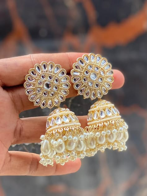 Earing Jhumka Design, Jhumkey Aesthetic, Kundan Earrings Jhumkas, Diy Earrings Dangle, Creative Earrings, Hand Jewelry Rings, Indian Wedding Jewelry Sets, Geeky Girls, Indian Bridal Jewelry Sets