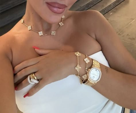 georgina rodriguez necklace ring bracelet watch diamonds gold make up white top summer tan red nails Bijoux Piercing Septum, Haikou, Expensive Jewelry Luxury, Van Cleef And Arpels, Luxe Jewelry, Gisele Bündchen, Classy Jewelry, Golden Girl, Expensive Jewelry