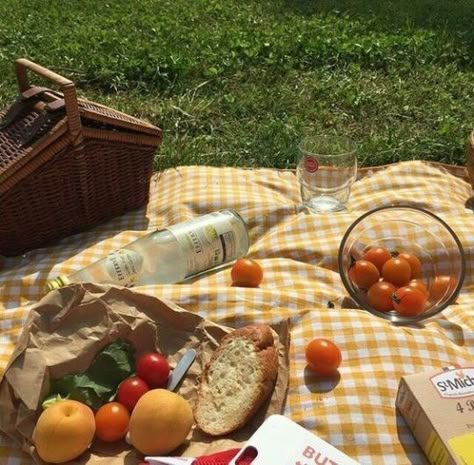 Somewhere In Northern Italy, Picnic Inspiration, Picnic Aesthetic, Picnic Date, Picnic Ideas, Cottage Core Aesthetic, Trik Fotografi, Cottagecore Aesthetic, Italian Summer