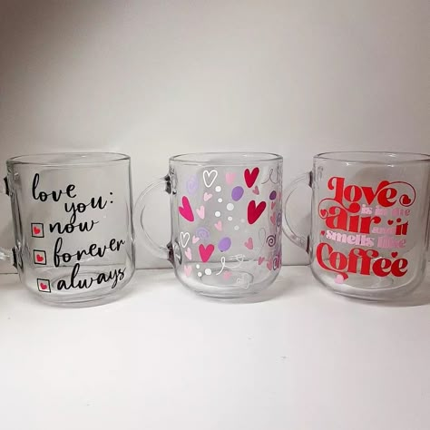 Valentine Cup Gift Ideas, Valentines Mug Gift Ideas, Vinyl Valentines Projects, Cricket Valentines Ideas, Valentines Circuit Ideas, Valentine’s Day Cricut Ideas To Sell, Valentines Cricut Crafts, Valentine Glass Cups, Valentines Cricut Projects