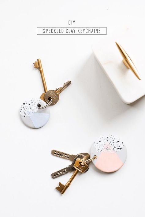 The cutest DIY speckled keychain tutorial to give your keys a colorful makeover l Schlüsselanhänger selber machen Joululahjat Diy, Itsekovettuva Savi, Clay Keychain, Creative Diy Gifts, Tanah Liat, Polymer Clay Jewelry Diy, Clay Jewelry Diy, Diy Clay Crafts, Diy Schmuck