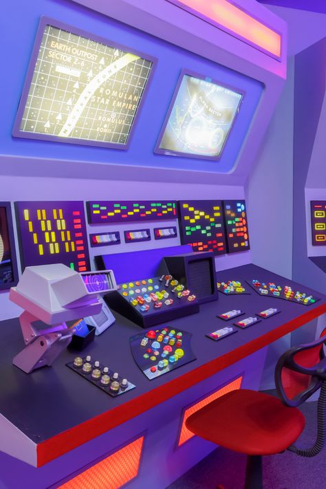 Star Trek Design, Starship Aesthetic, Star Trek Aesthetic, Star Trek Computer, Star Trek Decor, Library Computer, Gamers Room, Computer Space, Trek Deck