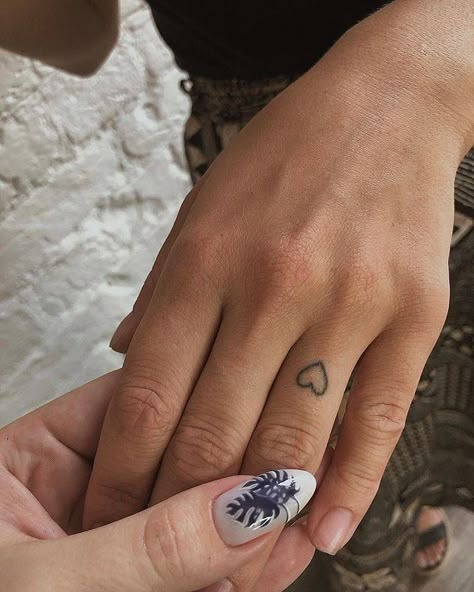 Tattoo Main, Tiny Heart Tattoos, Finger Tattoo For Women, Ring Finger Tattoos, Palm Tattoos, Shape Tattoo, Cute Small Tattoos, Small Hand Tattoos, Small Tattoo Designs