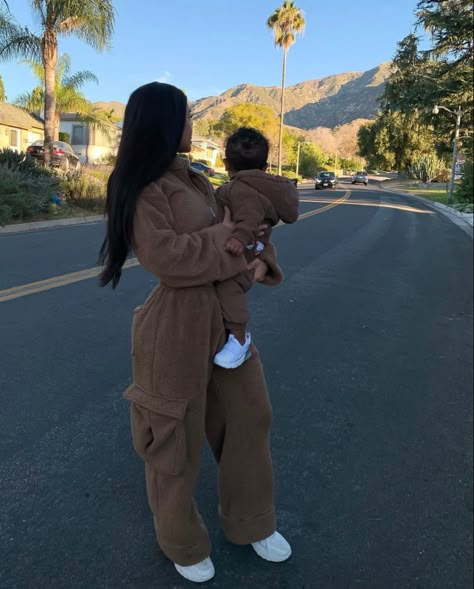 Pregnancy Outfits Street Style, Mom Goals Aesthetic, Boy Mom Aesthetic Black, Matching Baby And Mommy Outfits, Boy Mom Outfits, Cute Family Outfits, Mommy And Baby Outfits, Mommy And Me Outfits Boy, Pregnancy Fall Outfits