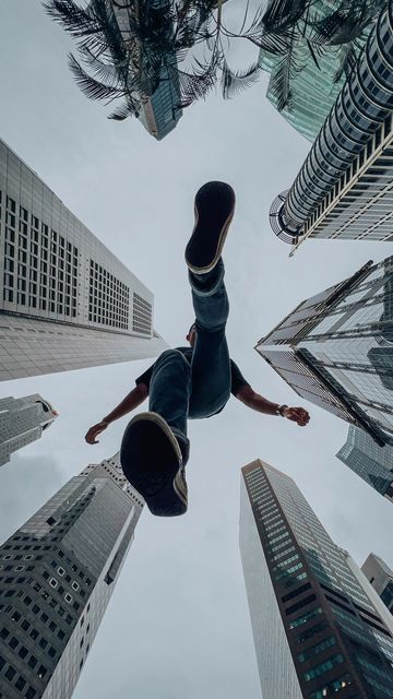 Andy Yong on Instagram: "Photo tip for a creative photo with skyscrapers! Here’s how to turn a boring shot into an action shot! 📸 -> Use your wide angle lens for the most impactful composition -> Place your phone Face Down and set a 10s timer -> Get up on a short ledge or bench and get ready to jump over your phone -> Watch the light near your camera and jump when it starts blinking fast! -> Apply a preset to finish off your photo with an Instagram worthy edit! . #phototips #mobilephotog Angles Photography, Photo Angles, Wide Angle Photography, Angle Photography, Low Angle Shot, Action Images, Film Photography Tips, Perspective Photography, Action Photography