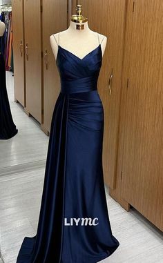 Elegeant Dresses, Prom Dress Shopping Outfit, Formal Party Dress Long, Long Dress Hoco, Deep Blue Dress Formal, Dark Blue Elegant Dress, 70s Formal Dress, Long Navy Blue Dress, V Neck Formal Dress