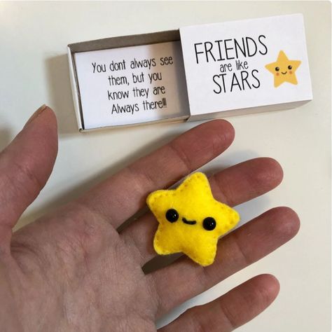 Check more at https://howcandothis.com/diyideas/21962/ Sewing Birthday Gifts, Cute Small Gifts, Buku Diy, Small Diy Gifts, Hadiah Diy, Matchbox Crafts, Diy Best Friend Gifts, Bff Gifts Diy, Bff Birthday