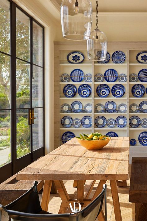 A massive plate rack stocked with Hermès dishes commands the kitchen of actor and entrepreneur Gwyneth Paltrow's home. The room, like the rest of the home, draws inspiration from the humble forms and rugged grace of Old World barns. The team from Roman and Williams responded with a scheme that deftly bridges the classical and the contemporary. #kitchen #breakfastnook #bluechina #blueplates #indooroutdoorliving #woodentable #lightingfixtures #woodbenches #centerpieces #whitemolding #blacktrim Kitchen Designers, Interiors Kitchen, Kitchen Ikea, Types Of, Kitchen Modular, Kitchen Designer, Designer Kitchen, Furniture Placement, Amber Interiors