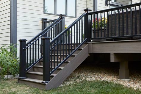 Deck Handrail, Metal Deck Railing, Black Railing, Aluminum Railing Deck, Front Porch Railings, Patio Railing, Deck Railing Design, Diy Balcony, Deck Colors