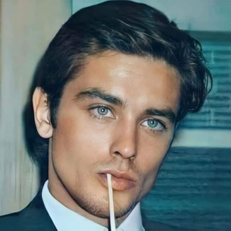 Hollywood Men, Alain Delon, Male Face, Suit And Tie, Pretty Men, Classic Hollywood, Old Hollywood, Movie Stars, Actors & Actresses