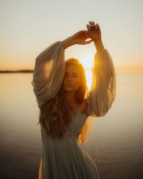 Golden hour 🧡 #juliawidderfotografie #nikon #portrait #portraitphotography #portraitsmadeingermany #sigma #availblelight #model #shooting … | Instagram Sunset Shoot Photo Ideas, Moody Beach Photoshoot, Sunset Photoshoot Ideas, Goddess Photoshoot, Spiritual Photos, Lake Photoshoot, Beach Photo Session, Water Shoot, Golden Hour Photography