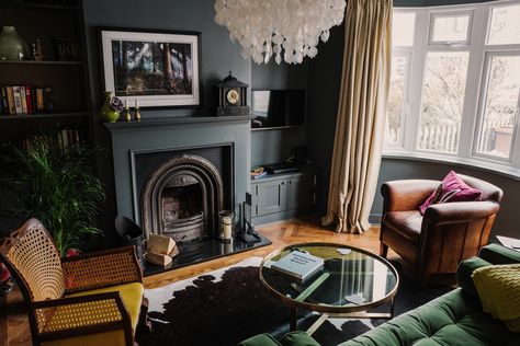 Dark Sophisticated Living Room Hideaway - https://interiordesign.io/dark-sophisticated-living-room-hideaway/ Dark Couch, Living Room Design Diy, Victorian Living Room, Dark Living Rooms, Ideas For Living Room, Mid Century Living Room, Modern Victorian, Living Room Diy, New Living Room